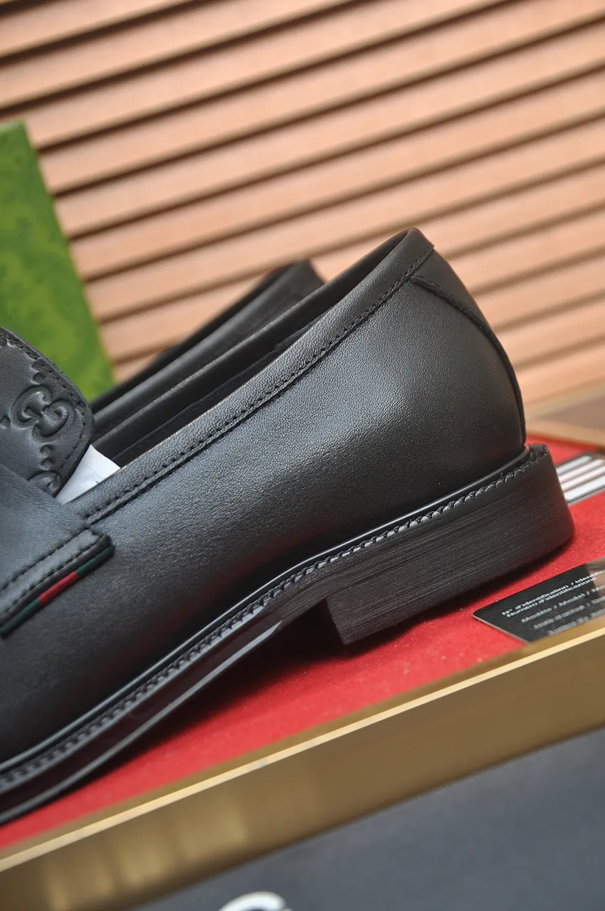 Men's shoes💰500💶Italy's top luxury men's shoe giant (GUCCI) (Gucci) (full cowhide lining) new arrival🍃Original European style🔰 Pleasant to the eye😍In order to make the shoes more durable and non-deformable🌀The production continues to follow traditional methods but there is still no lack of innovation💪Choose original sheepskin for the leather♻️ Smooth and natural And extra bright ⭐Made of imported cowhide, the first choice of rich people 38-45 (45 customized)
